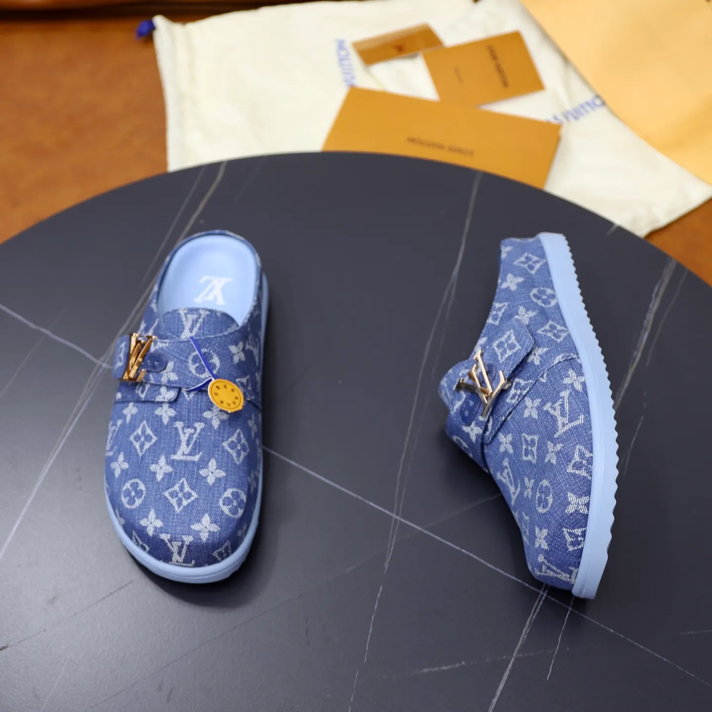 Ex-factory price: 520💰🙅‍♂️🙅‍♂️🙅‍♂️Birkenstock Brand: LV Louis Vuitton Standard code: 38-45 (cowhide lining) Grade: Same as the official website Material: Original presbyopic fabric design Original rubber wear-resistant molded outsole Style category: Men's fashion sandals Distinguished luxury brand elements Top luxury Color: Actual picture color
